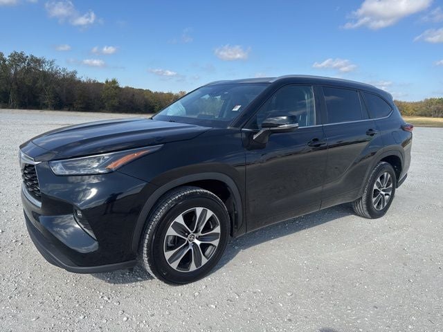 2024 Toyota Highlander XLE in Midnight Black Metallic — front three-quarter view